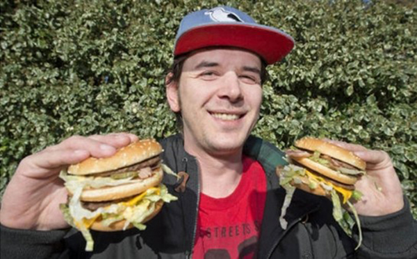 33 yaşlı kişi adını dəyişib Çizburger oldu