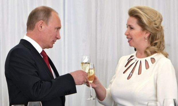 Putin öz baş nazirinin həyat yoldaşını mükafatlandırdı