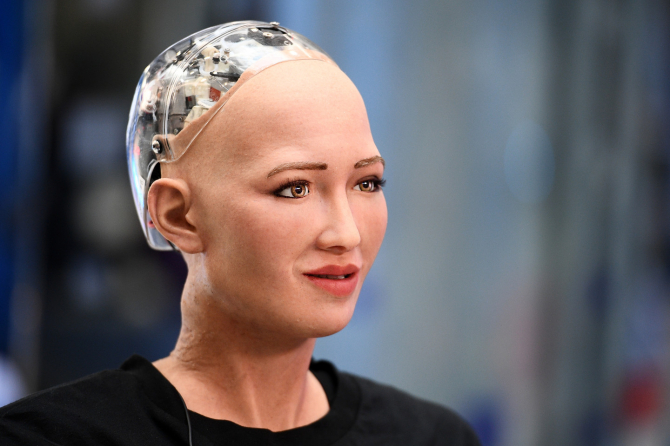 Türkiyəyə gələn robot Sofiya görün insanların gələcəyi ilə bağlı nə dedi - VİDEO