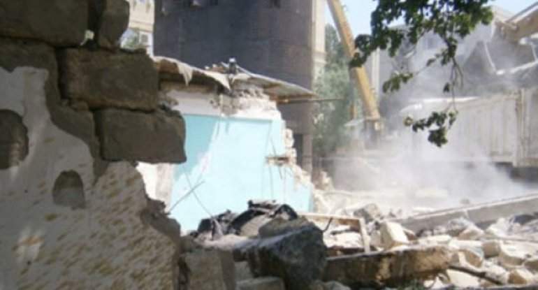 Azərbaycanda dəhşət: Kişi beton hasarın altında qalaraq öldü