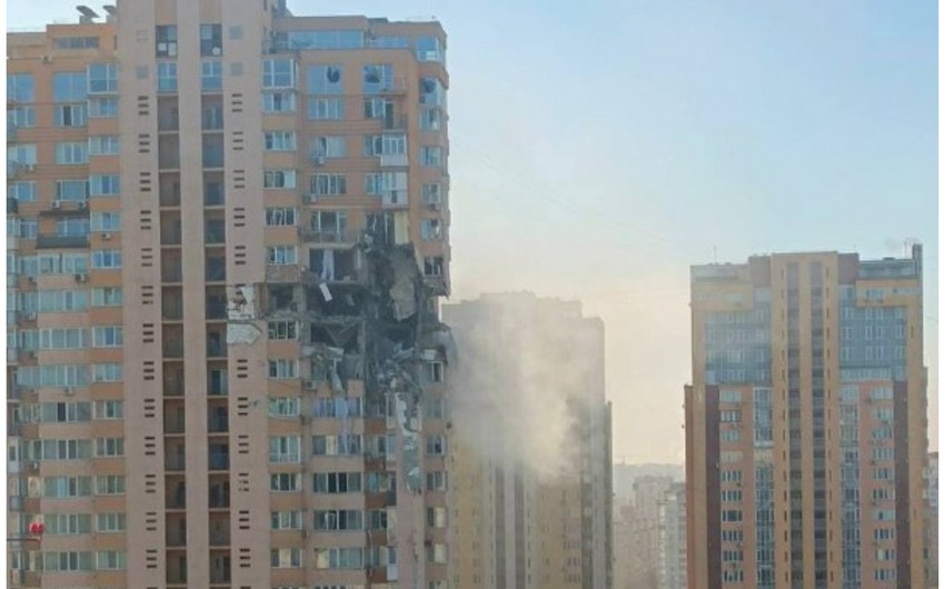 Kiyevdə yaşayış binasının vurulma anı - VİDEO