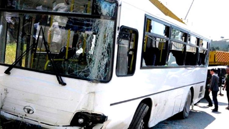 Bakıda sərnişin avtobusu qəzaya uğradı: 12 nəfər yaralandı