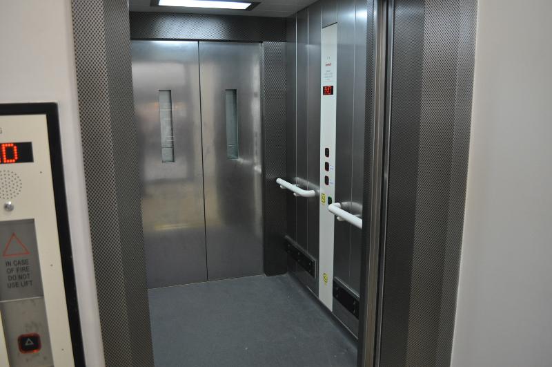 İçərişəhərdə lift qırıldı: 2 nəfər ağır yaralandı