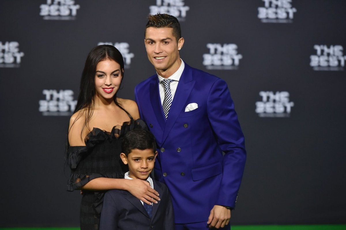 Ronaldo uşaqlarına baxdığı üçün sevgilisinə hər ay 100 min avro pul verir 