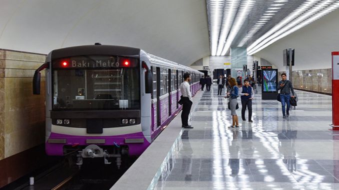 Bakı metrosunda TƏHLÜKƏLİ ANLAR - Qatarın 