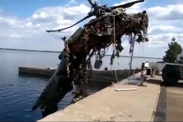 Dnepr çayından Rusiya helikopteri belə çıxarıldı - VİDEO