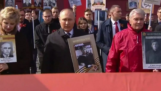 Putin yürüşə atasının fotosu ilə qatıldı - VİDEO