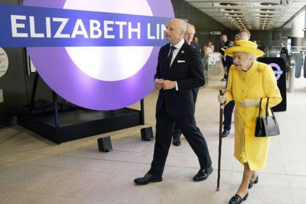 II Elizabet gözlənilmədən metroya endi - VİDEO